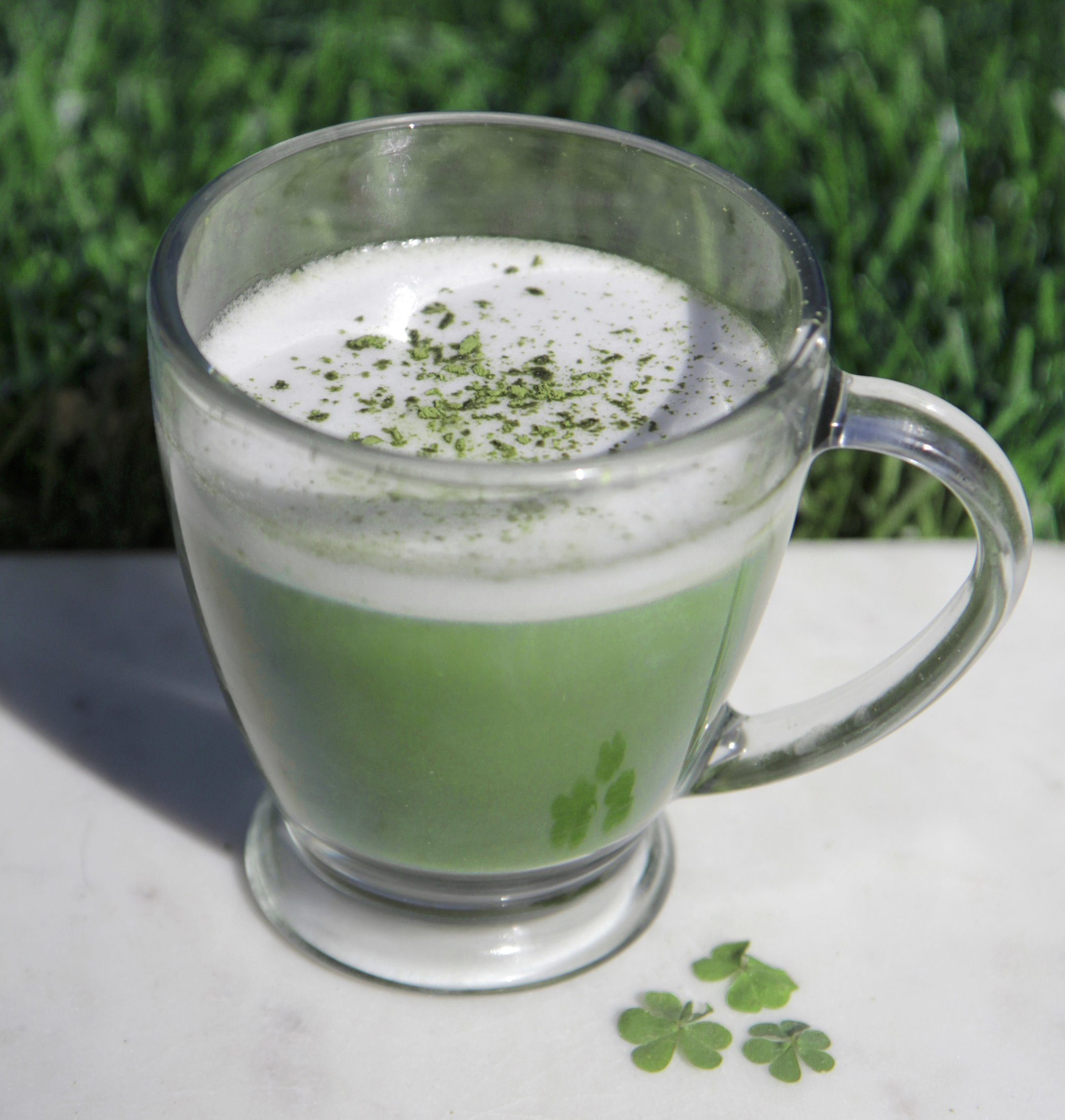 Разгрузочный день на чае. Айран зеленый. Зеленый чай с молоком. Зеленый чай молочный.